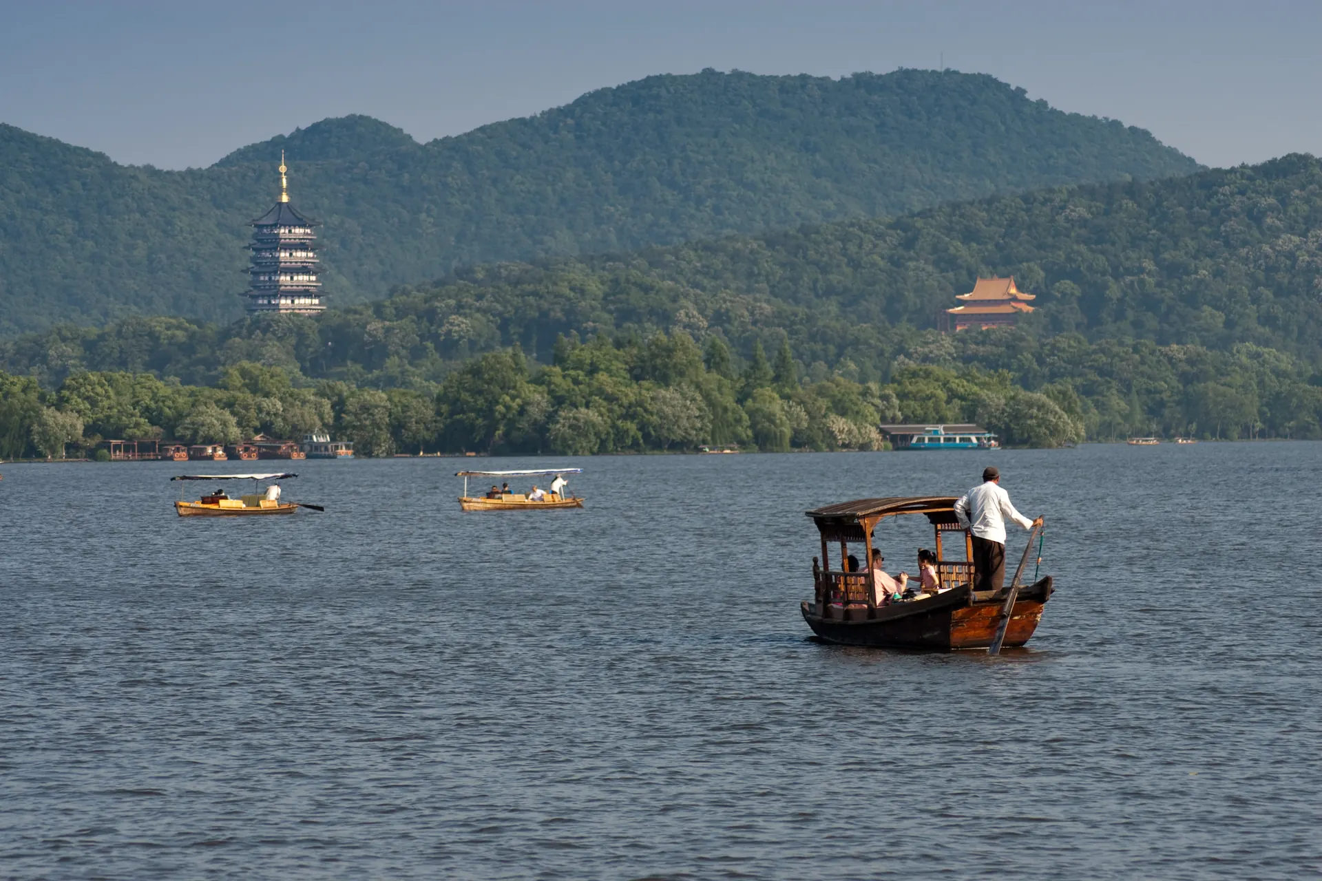 A private family day beside a scenic Chinese destination